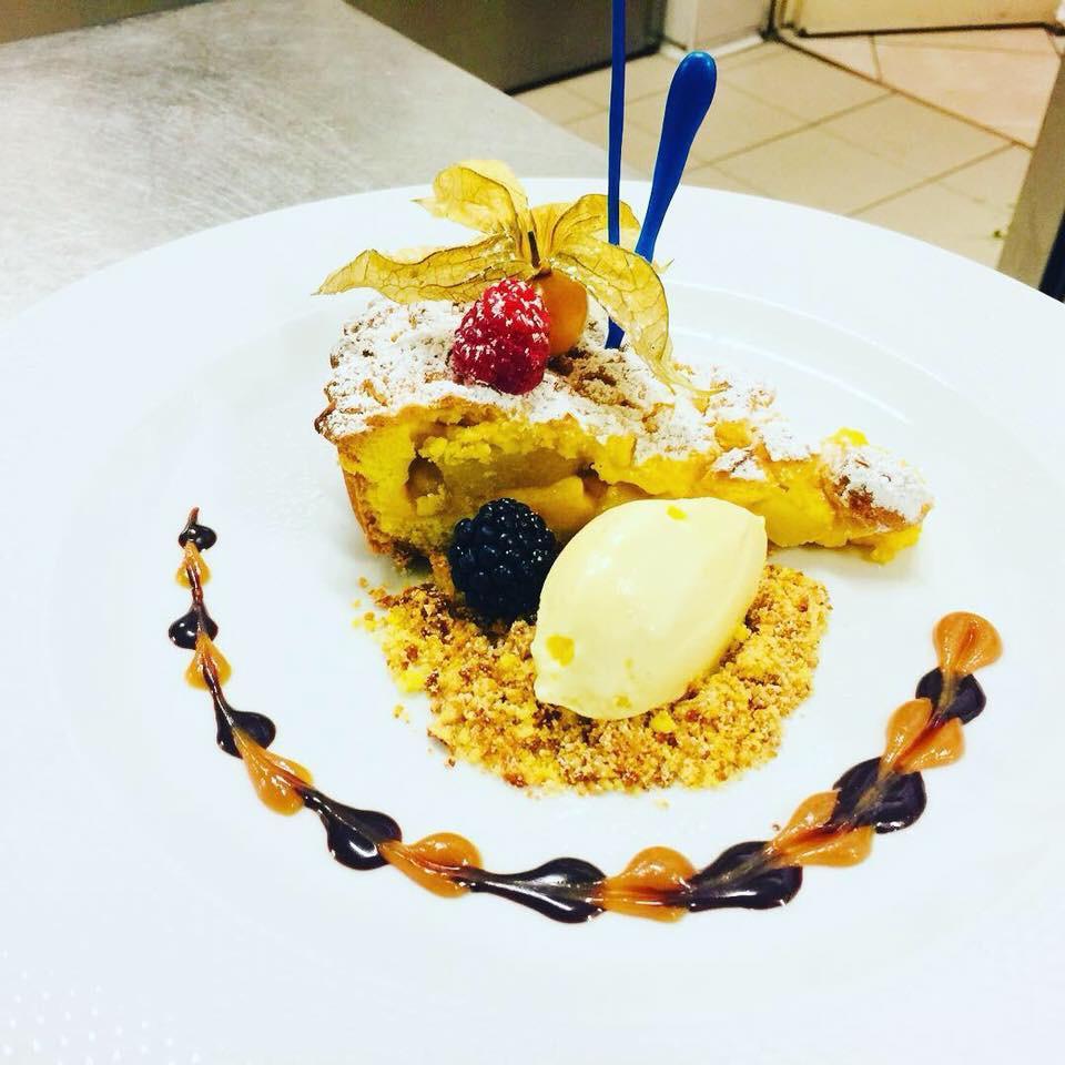 Torta di mele con gelato alla crema