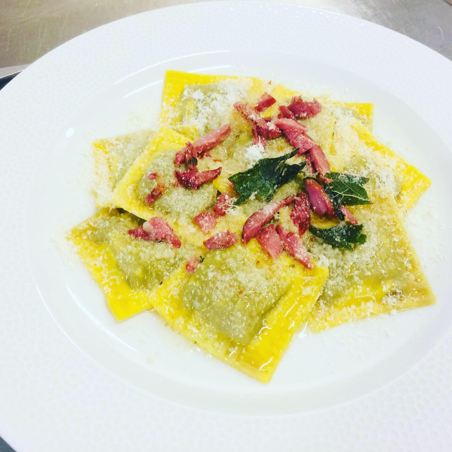 Tortelli di patate viola conditi con parmigiano, burro e salvia