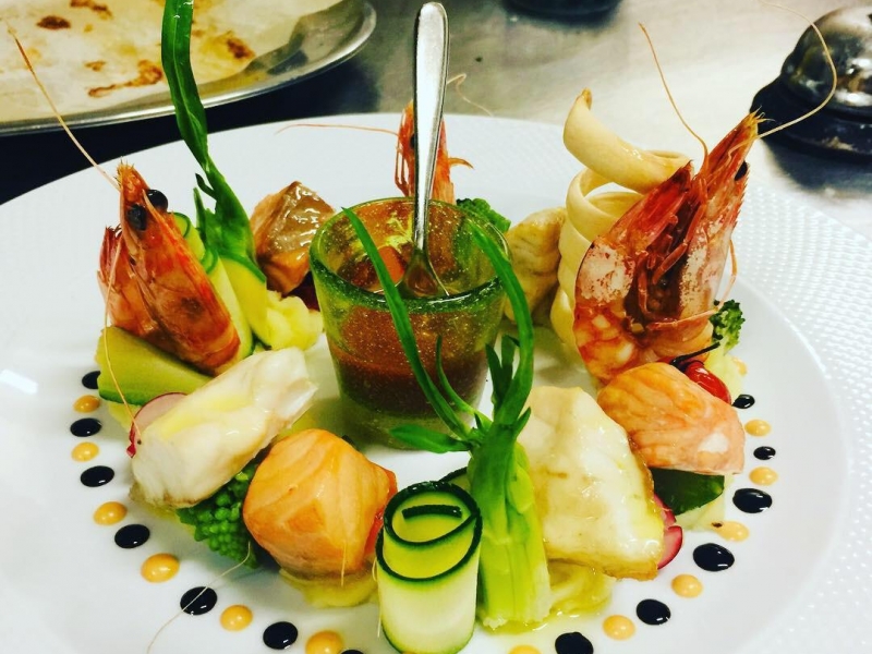 Misto di pesce al forno con ortaggi di stagione