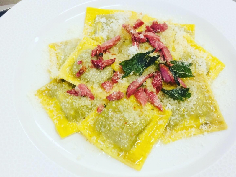 Tortelli di patate viola conditi con parmigiano, burro e salvia